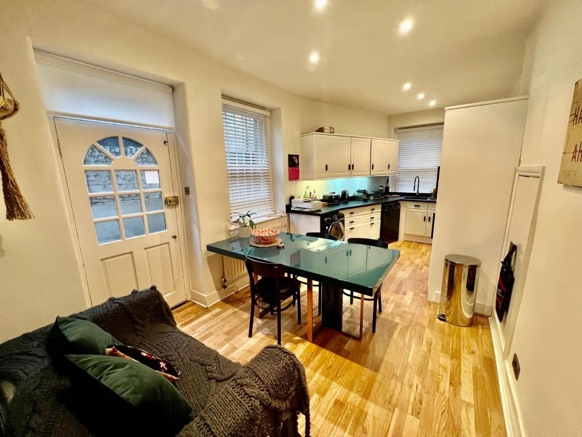 Apartment Spacious Flat With Huge Patio In