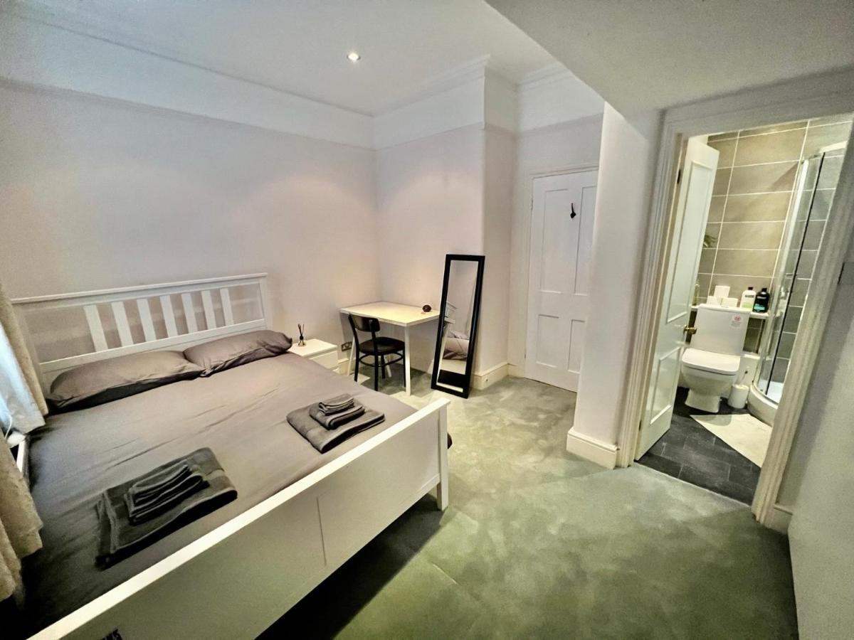 Apartment Spacious Flat With Huge Patio In London