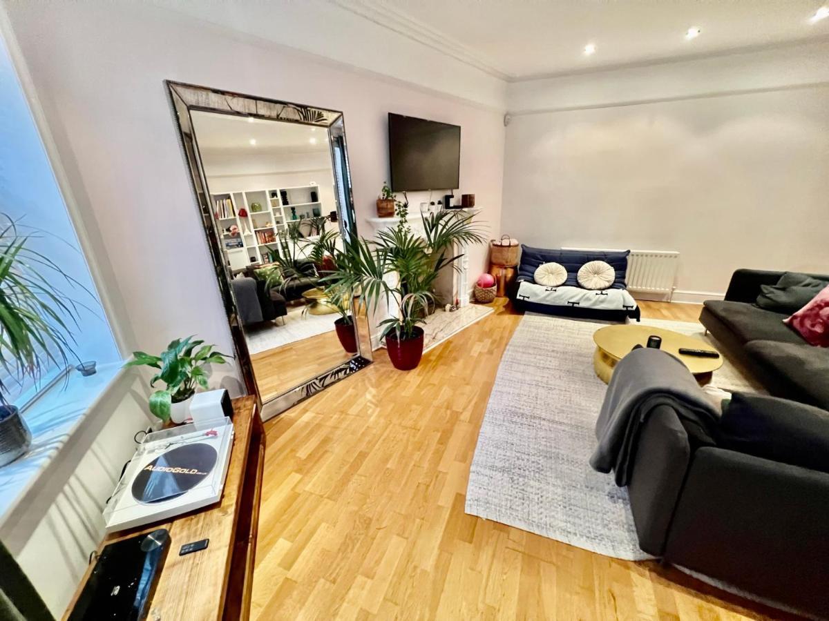 Spacious Flat With Huge Patio In Apartment London