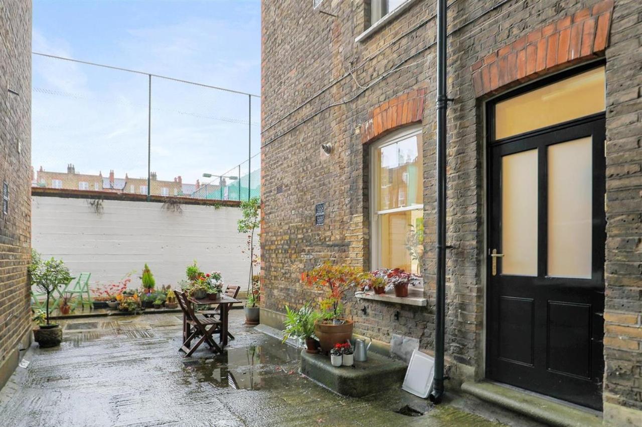 Apartment Spacious Flat With Huge Patio In
