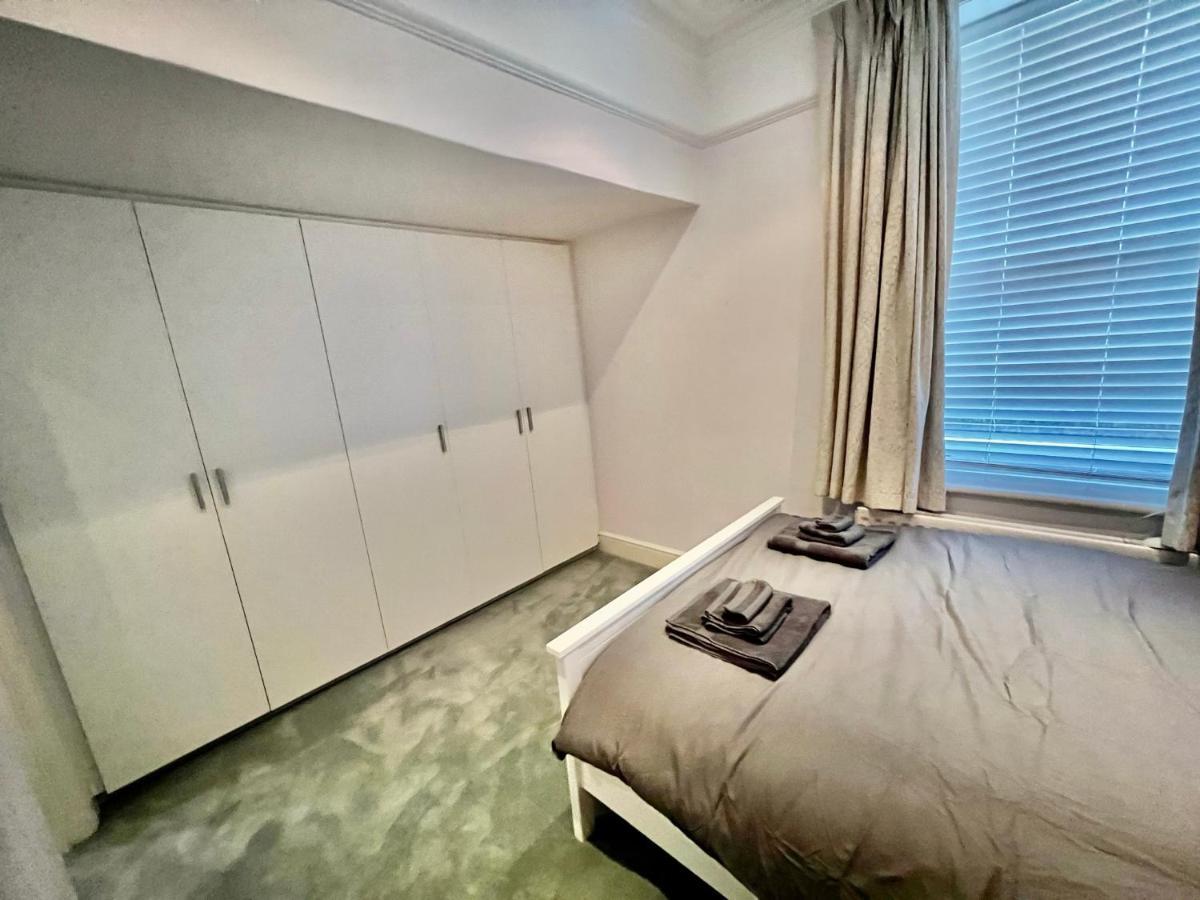 Apartment Spacious Flat With Huge Patio In *
