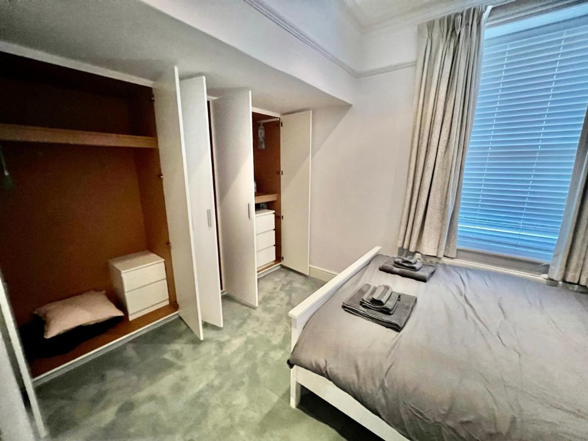 Apartment Spacious Flat With Huge Patio In London