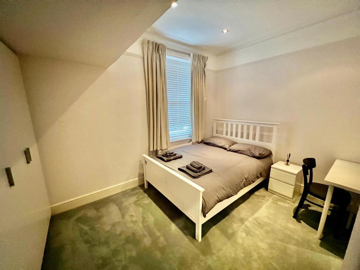 Spacious Flat With Huge Patio In Apartment London